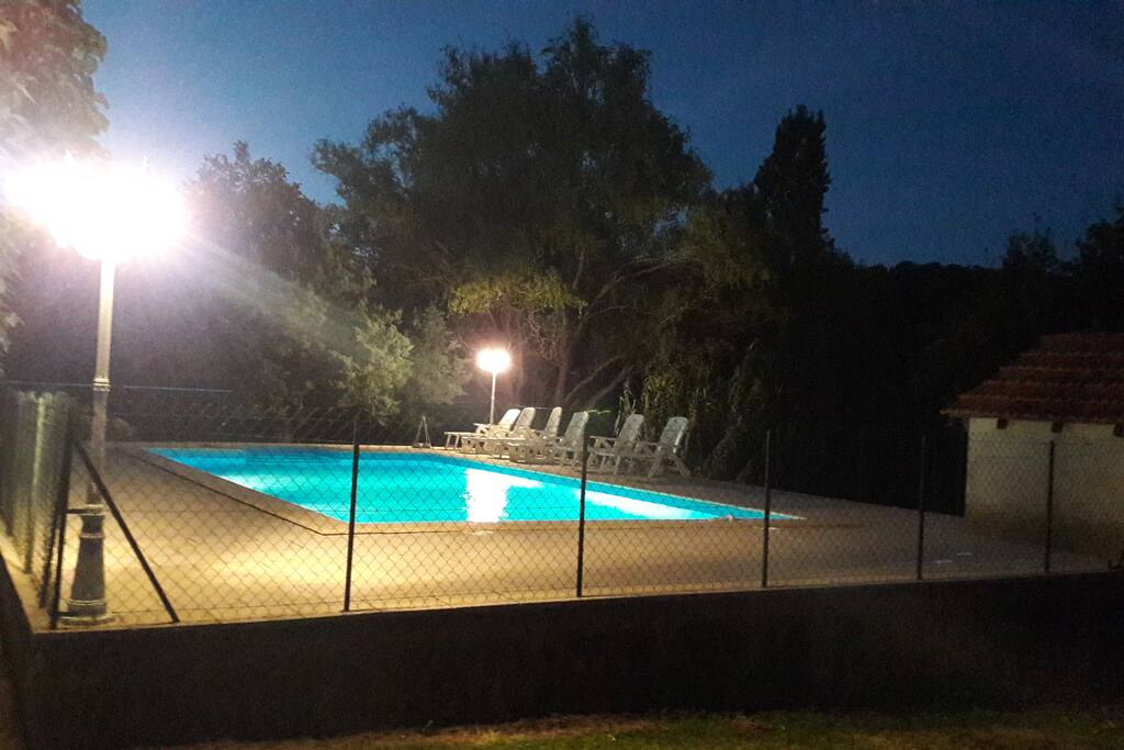 Piscine la nuit en amoureux;