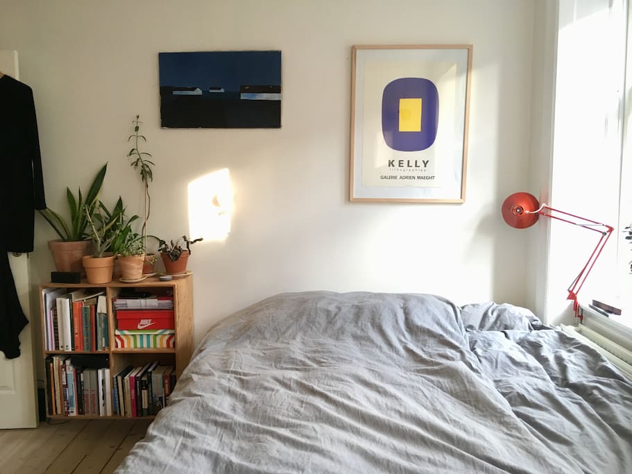 A spacious bed (160 cm) in the cosy bed room