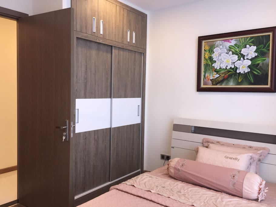 The master bedroom with river park viewing
