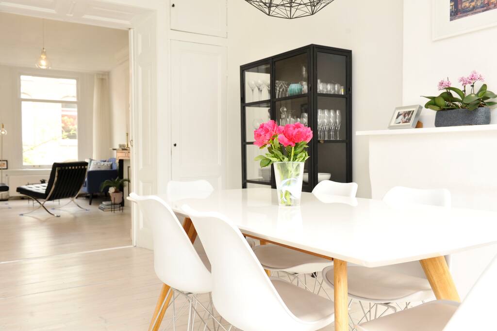 Spacious dining room with door to the balcony
