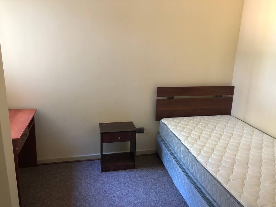 Pieza en arriendo, cuenta con ropa de cama limpia que se entrega al llegar.