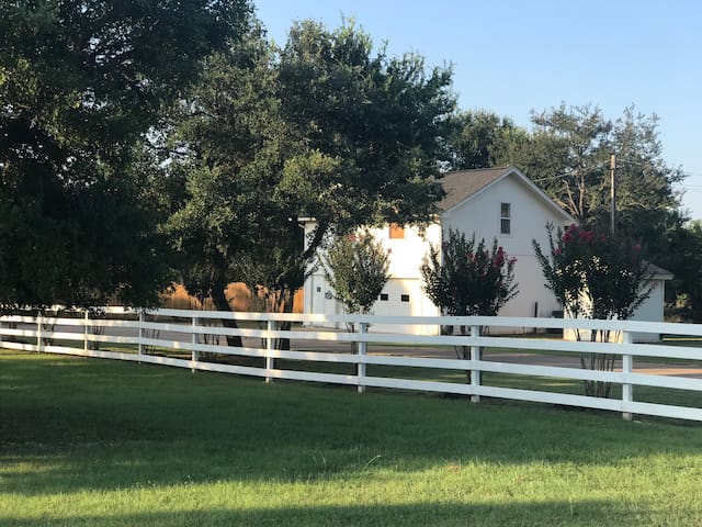 Cozy Cottage - Country Living Close to the City 🌟