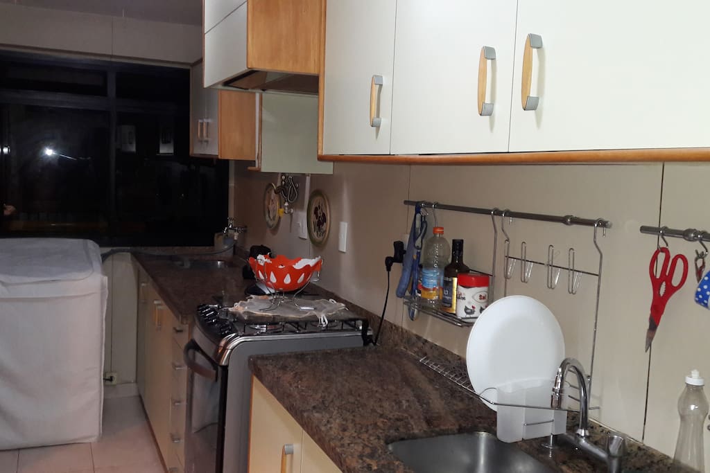 cozinha completa com armários, fogão e geladeira novos, micro-ondas e máquina de lavar 10quilos