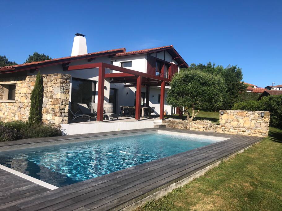 Maison basque contemporaine piscine et fronton Villas Maison basque contemporaine piscine et fronton Villas