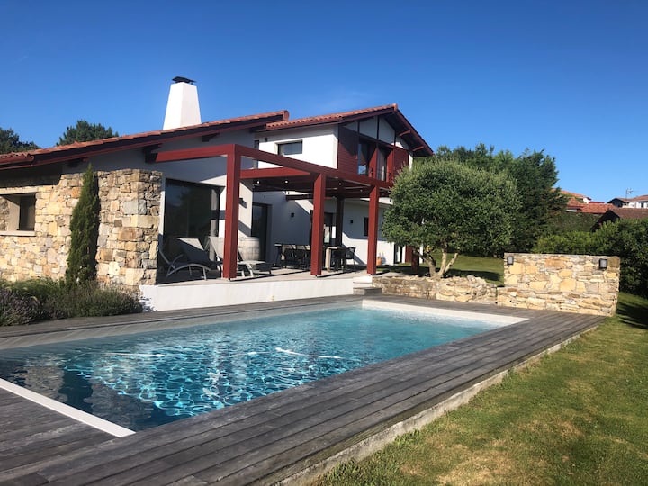Maison basque contemporaine , piscine et fronton Villas à louer à