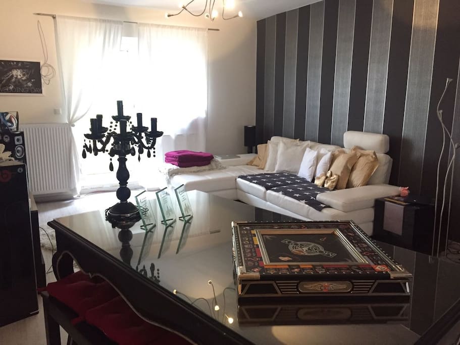 Offenes Wohnzimmer, verbindet sich mit Küche und Flur