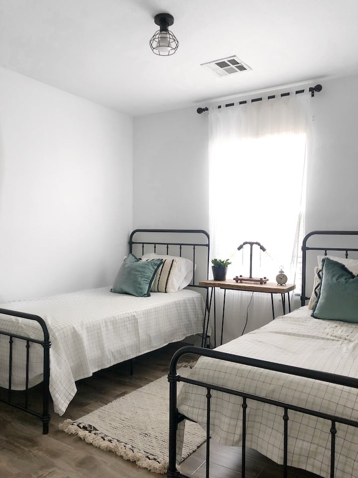 Bedroom #2
(2 twin beds)