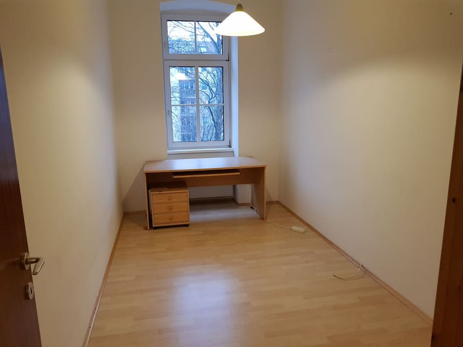 Schlafzimmer (mittlerweile möbliert)