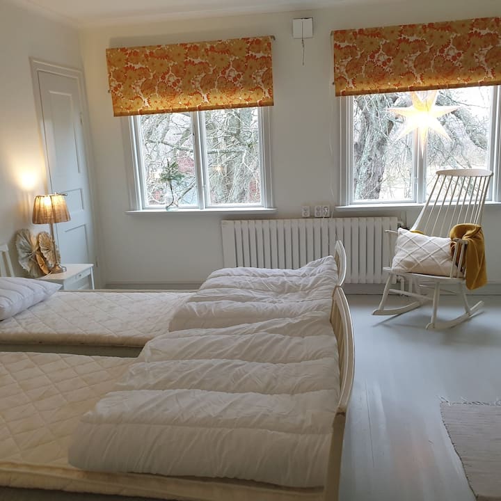 Sovrum med två bäddar på övervåningen