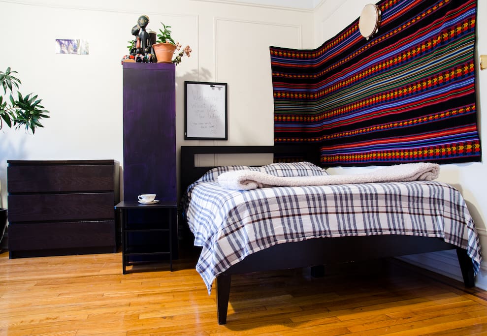 I created this design to separate the bed from the rest of the room by the bookshelf, for good sleep!