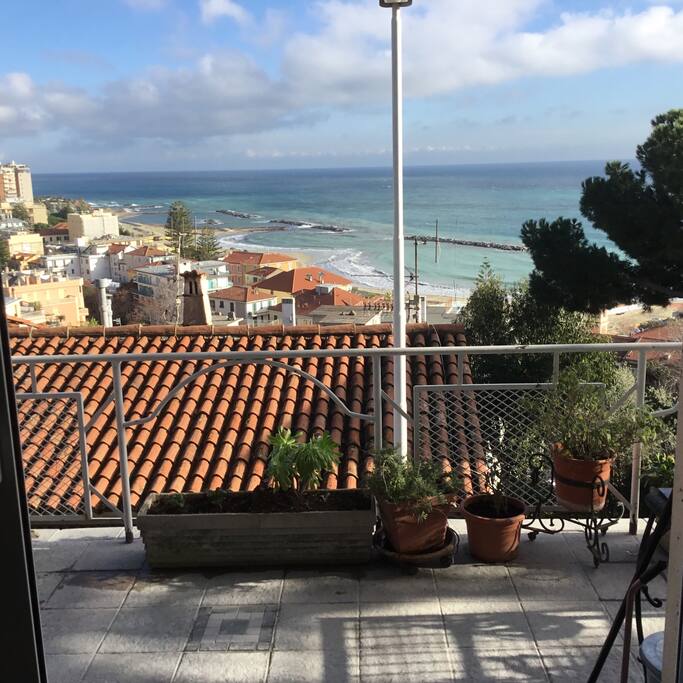 Vista mare dalla terrazza del salone