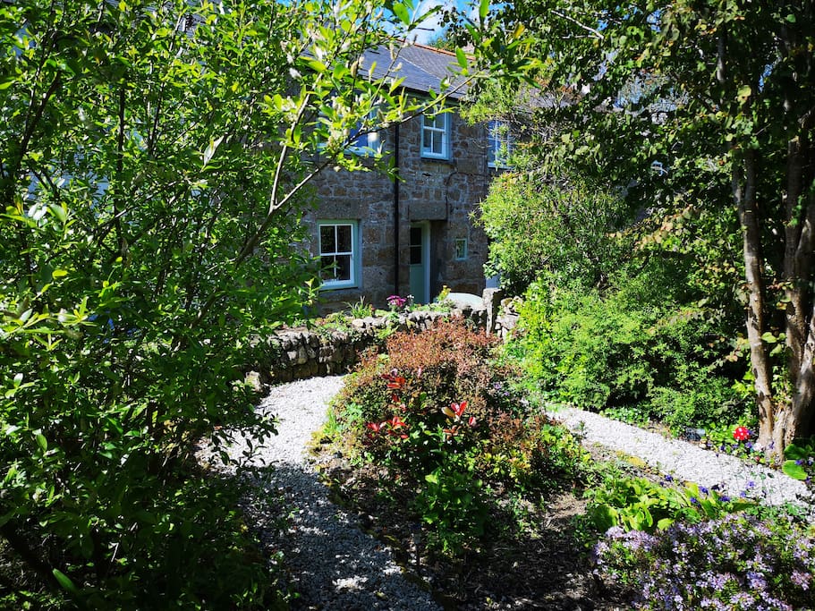 Idylic Cornish Cottage with garden near Mousehole Cottages for Rent