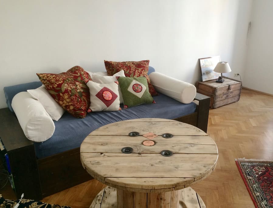 Le couch and table