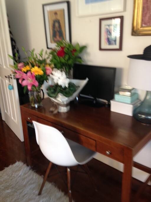 Bed 1 desk
