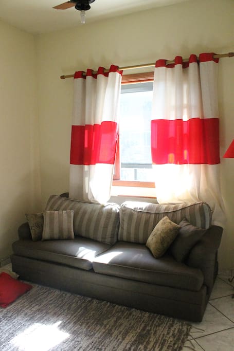 Sala com sofá para 3 pessoa, com televisão de 46 polegadas com NET. Um ótimo lugar para descansar e relaxar.