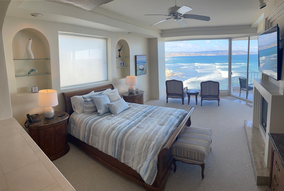 宽敞的主卧室，从床上就可以欣赏到壮丽的景色！