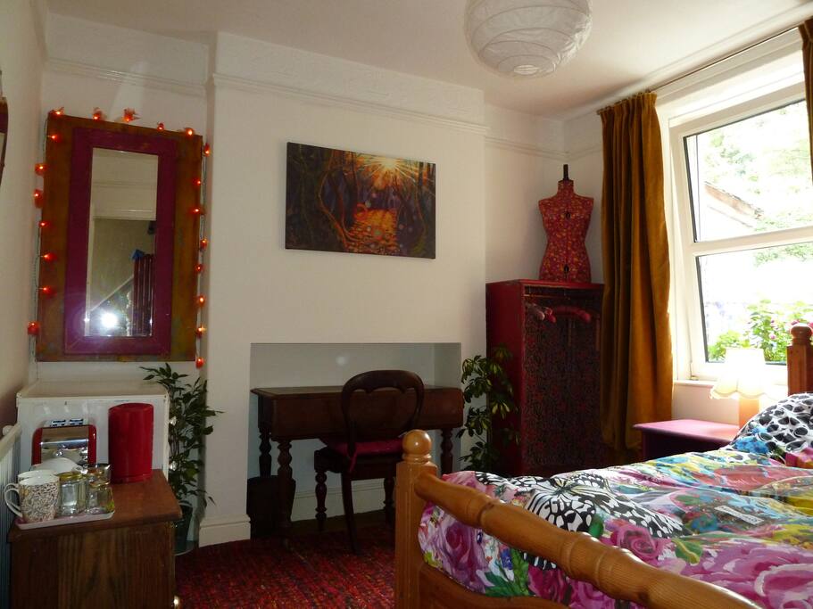 Downsairs middle room overlooks couryard