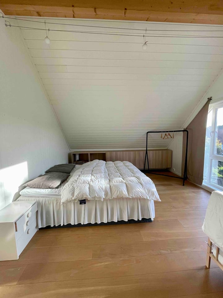 Dvojlôžko 180 x 200
2 vankúše a 2 jednolôžkové duny