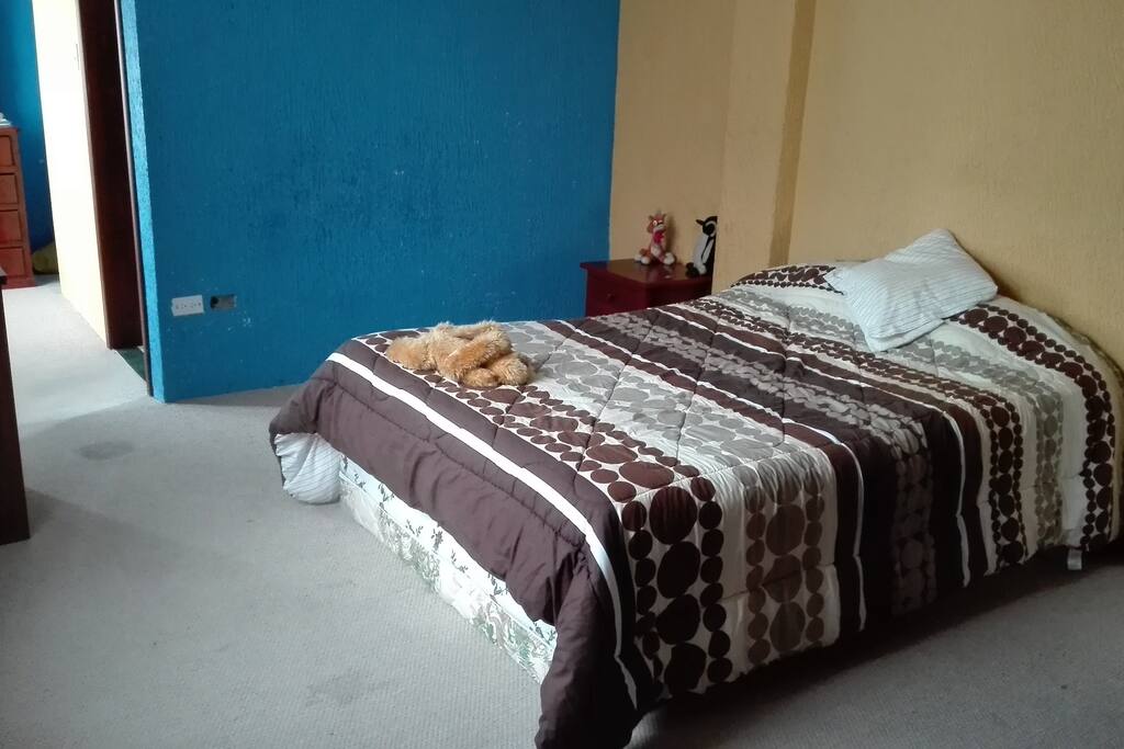 Habitación matrimonial cama de dos plazas