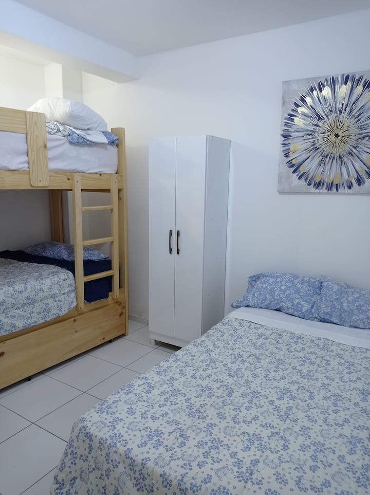 Habitación 2 con cama de plaza y media y litera de 3 camas. Ropero Multiusos 