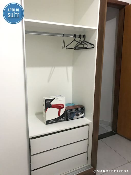 Guarda-roupa/secador de cabelos/ferro de passar