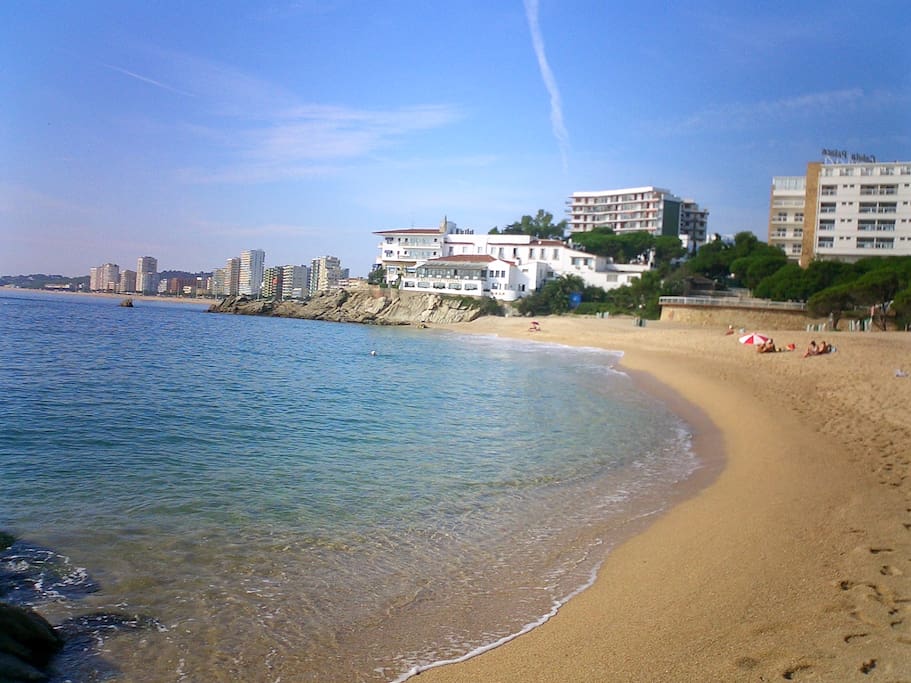 Plage Cala Rovira à 500 m (10 mn à pied)