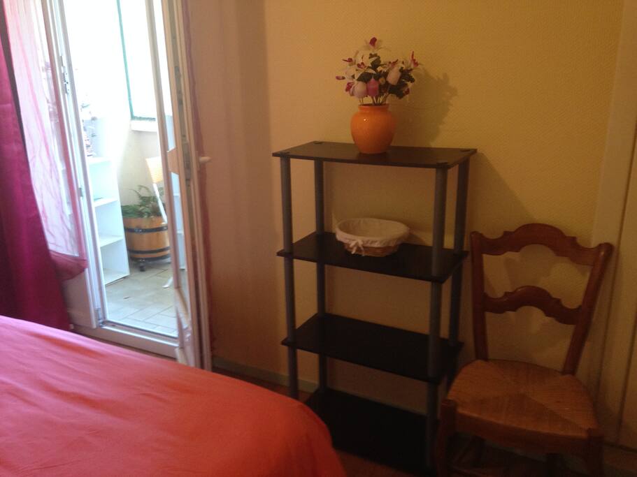 Accès loggia. Etagère rangement.