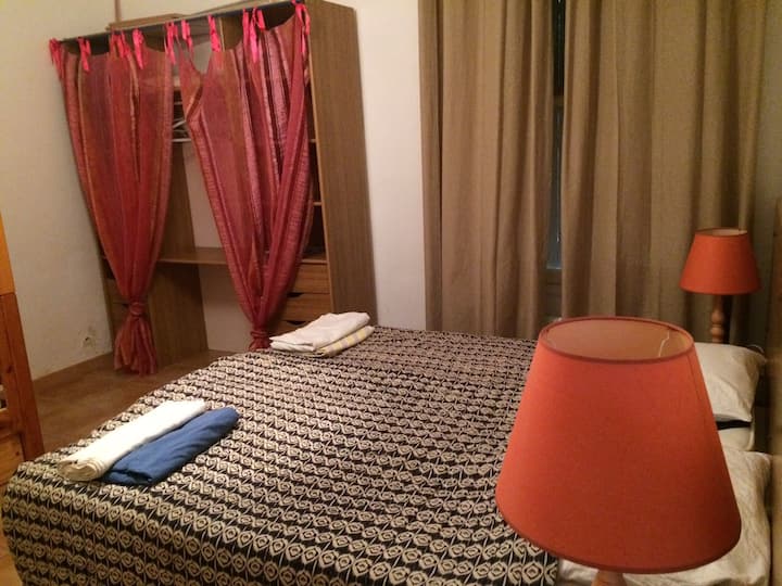 Спалня 2: с 1 двойно легло и две двуетажни легла