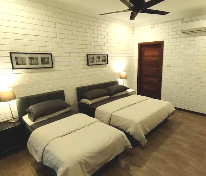 Queen sized and single bed in room. Perfect for 3!