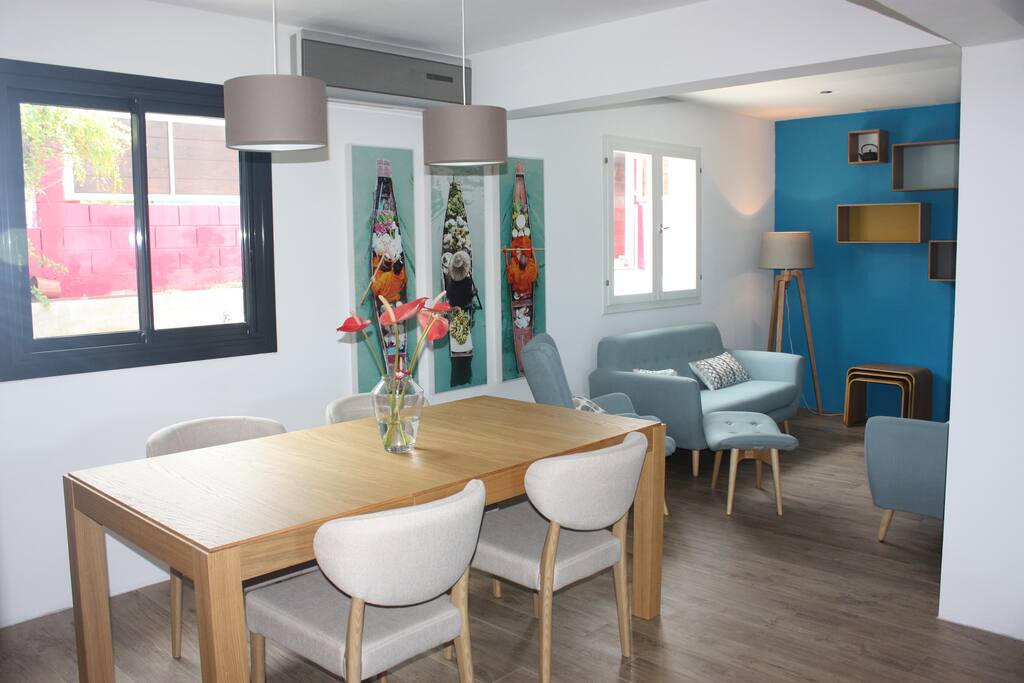 Salle à manger avec table à rallonge pour accueillir 10 places et Salon récent