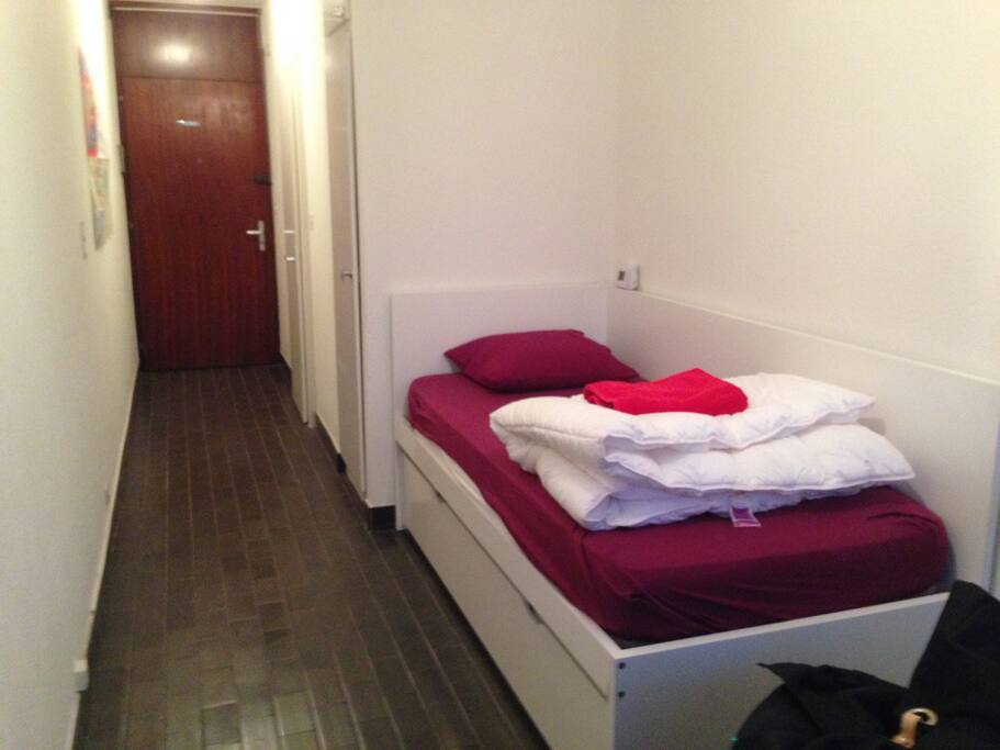 Single bed, with extra bed (below)