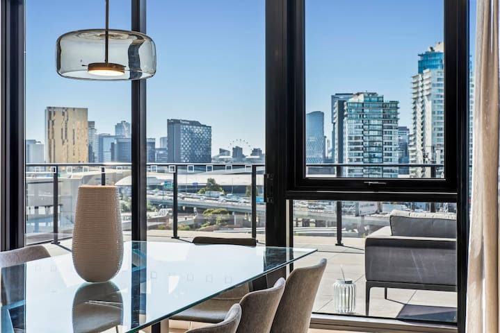 Spectacular Penthouse with City and Bay Views 901