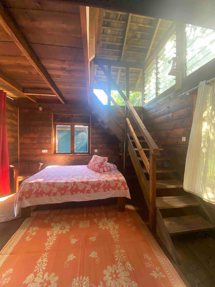 Le lit au rez-de-chaussée avec l’escalier qui mène à la mezzanine 