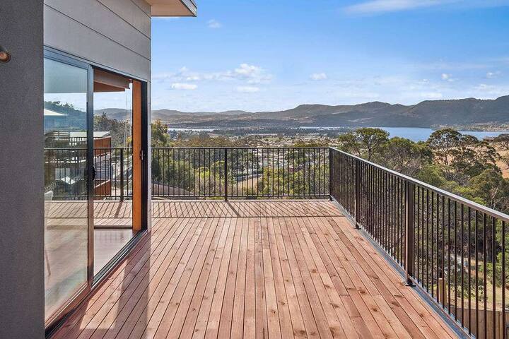 Modern, spacious & sunny home with stunning views. gallery image 5