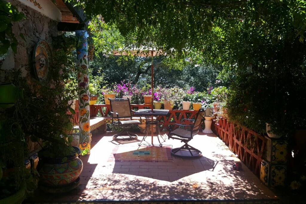 Cálida terraza para disfrutar el colorido y la tranquilidad de un amanecer o un atardecer. Un café de olla o un buen vino son la mejor combinación para horas de charla...