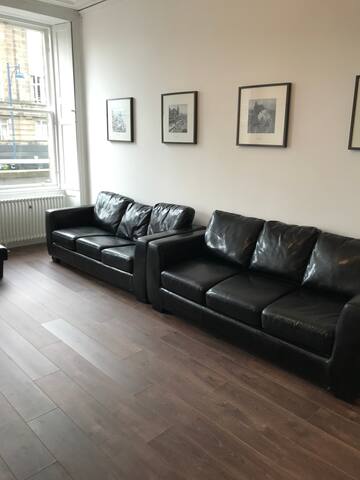 Central Lothian Rd Apartment sleeps 16 guests gallery image 4