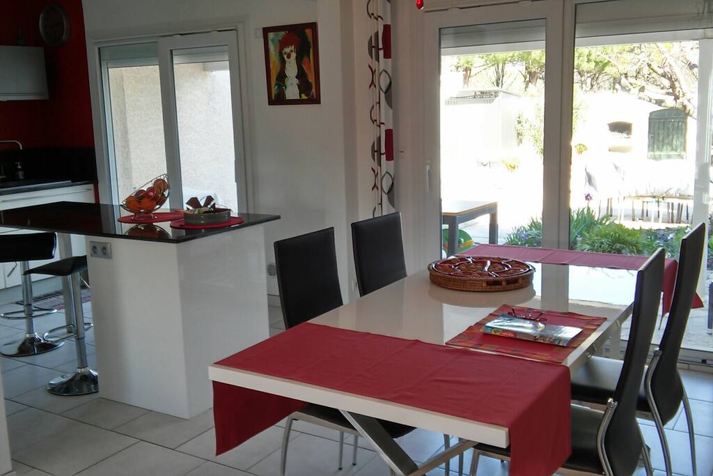 SAM et cuisine ouverte donnant sur terrasse