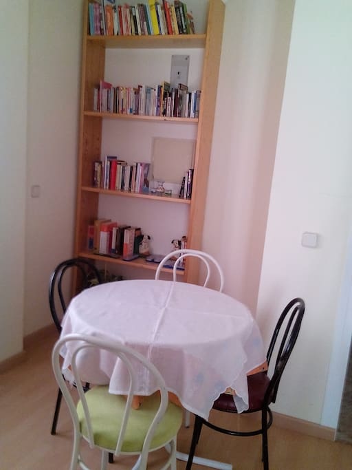 zona comedor y lectura.