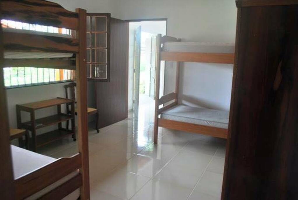Quarto com 2 beliches e ar condicionado