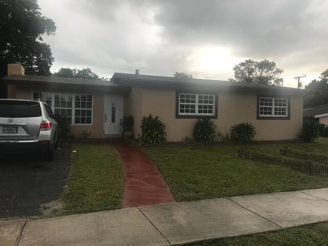 Private room, independent entrance, close Airport