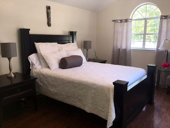 Na katu je bračni krevet s radnim stolom i prostorom za sjedenje.  