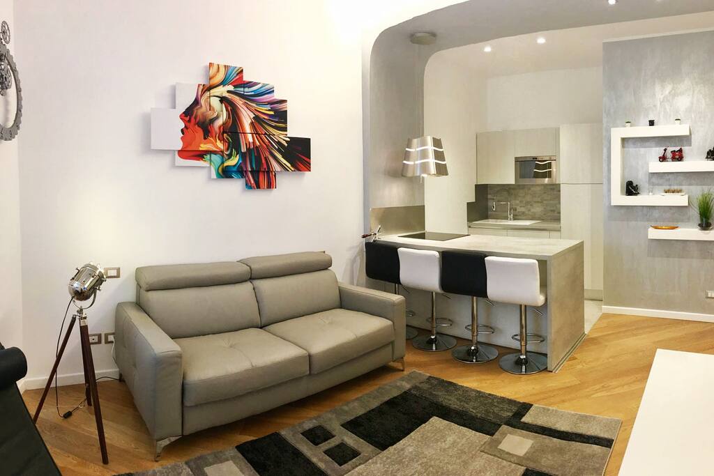 Luminoso salone con TV e divano letto - Shiny living room with TV and sofa bed