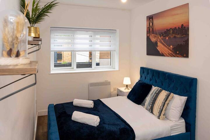 Vibrant 2BR Apartment in Chorlton, Free Parking gallery image 3