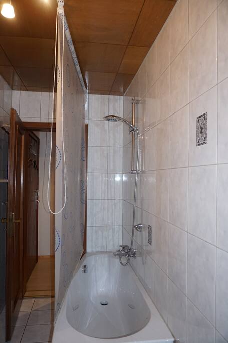 Duschrollo an Badewanne