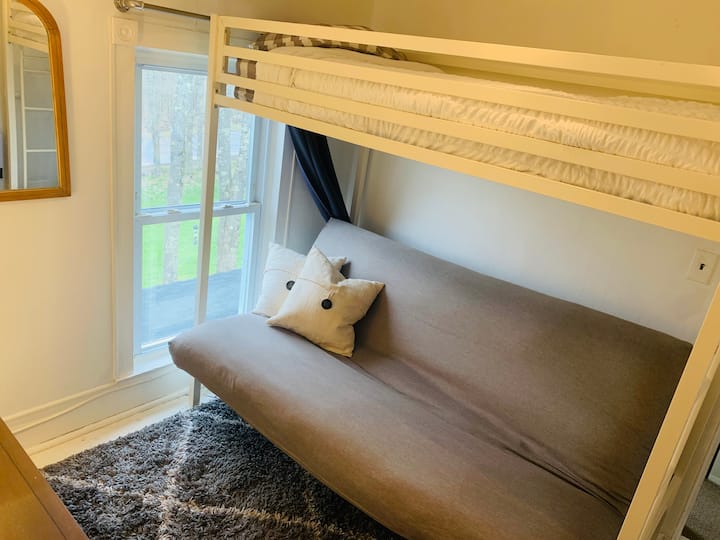 krevat dopio në katin e sipërm dhe krevat dopio "futon"