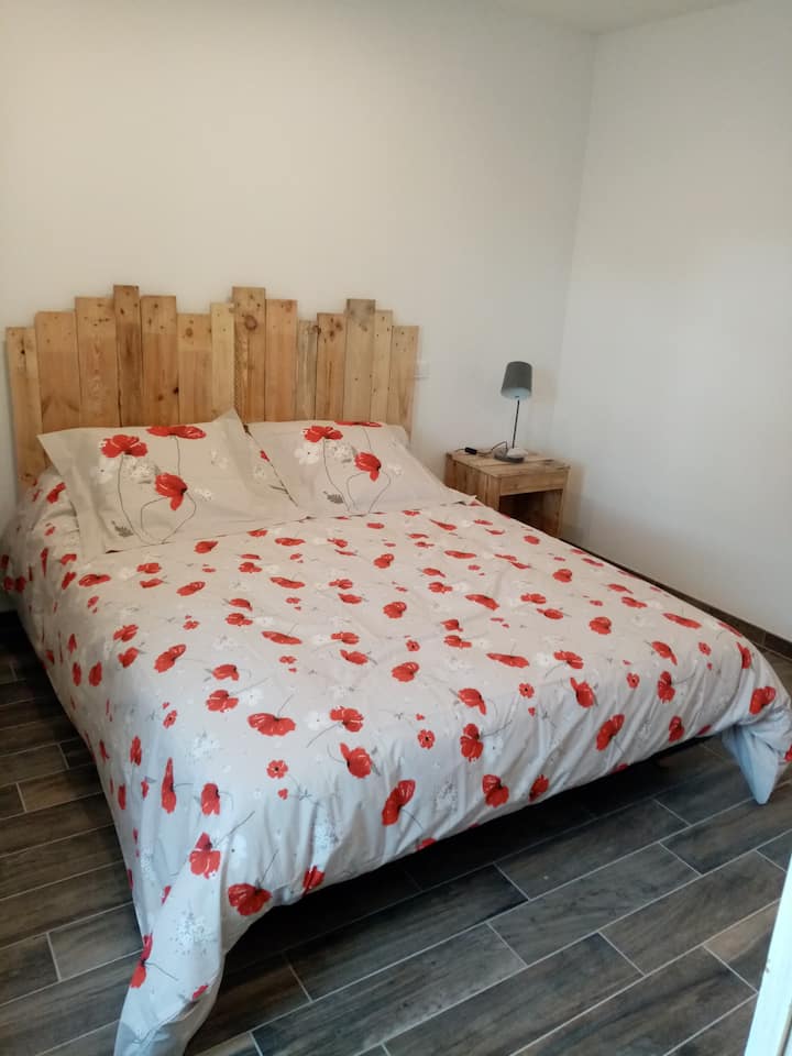 Prizemna spavaća soba. 160 kreveta.