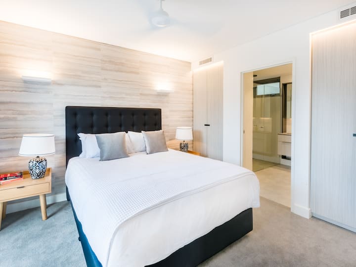 Shijo shtrojat tona të cilësisë së lartë dhe krevatet e rregulluara në mënyrë të përkryer