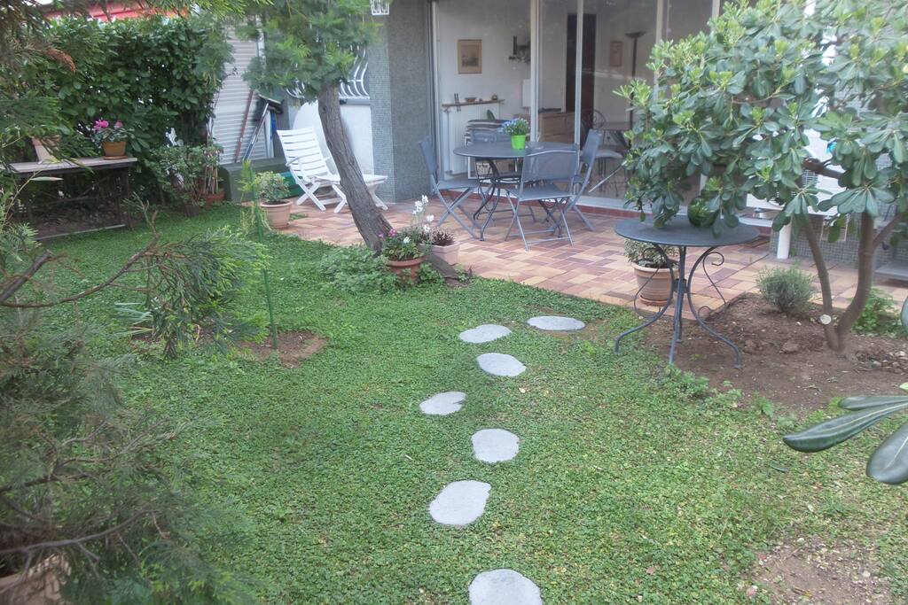 Le jardin privatif avec terrasse.