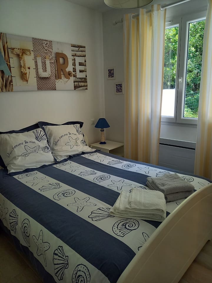 Espace chambre avec vue sur la forêt 