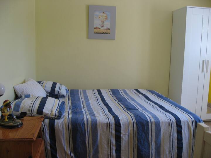 Chambre avec deux lits (160 cm * 2 m et 90 cm * 1.90 m).